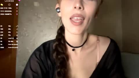 Snapshot of sophiedescoteaux chatting on October 18, 9:05 pm Mira online show from October 18, 9:05 pm