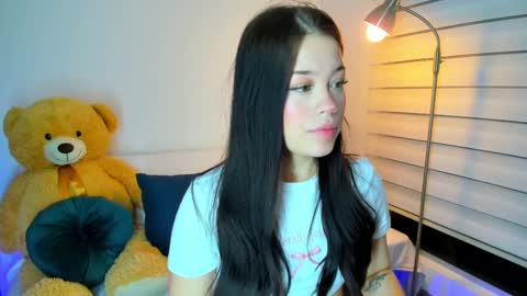 Snapshot of sophieee01 chatting on February 12, 2:03 am Sophie online show from February 12, 2:03 am