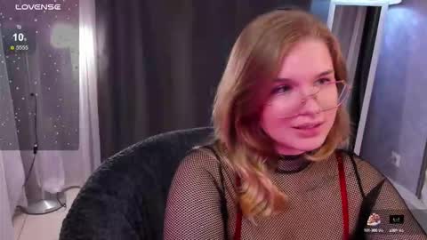 Snapshot of sophiemure chatting on September 16, 3:31 pm Sophie online show from September 16, 3:31 pm