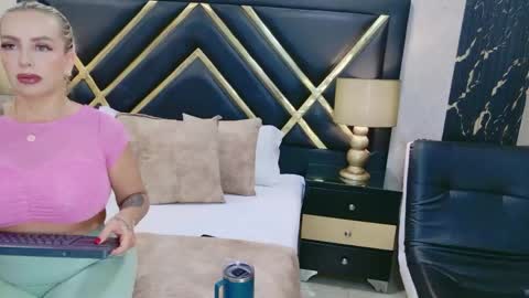 SophieWinslow online show from April 14, 12:16 pm