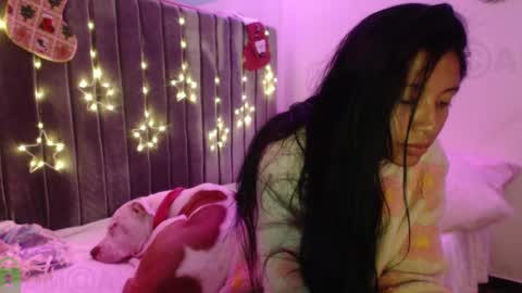 Snapshot of sophiia_dreams chatting on December 7, 11:23 pm Sophia this is not my real name online show from December 7, 11:23 pm