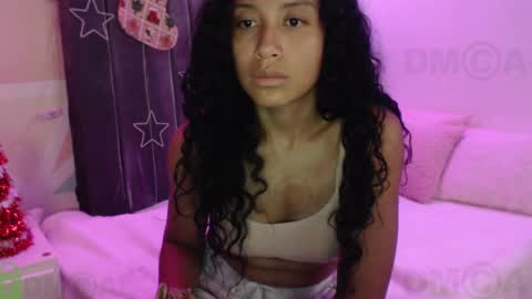 Snapshot of sophiia_dreams chatting on December 4, 12:19 am Sophia this is not my real name online show from December 4, 12:19 am