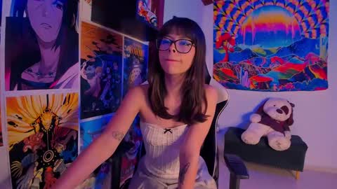 Snapshot of space__kittyy chatting on January 3, 12:33 am Val online show from January 3, 12:33 am