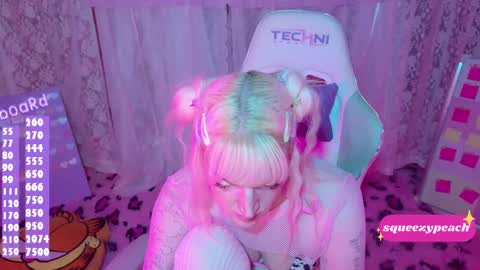 squeezypeach online show from September 21, 2:10 am