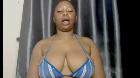 Snapshot of squirtyqueenxx chatting on October 8, 7:40 pm gold online show from October 8, 7:40 pm