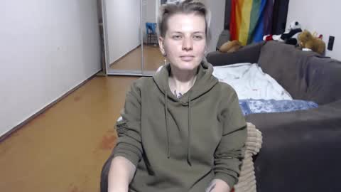 Snapshot of stacey_hot_01 chatting on December 6, 4:25 am Stacey online show from December 6, 4:25 am
