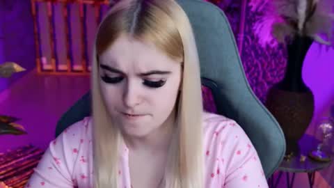 stef_nicks online show from March 9, 9:23 am