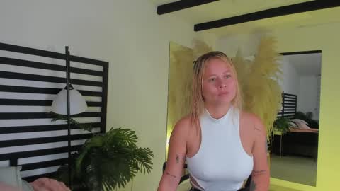 Stefanny   online show from December 31, 10:48 am