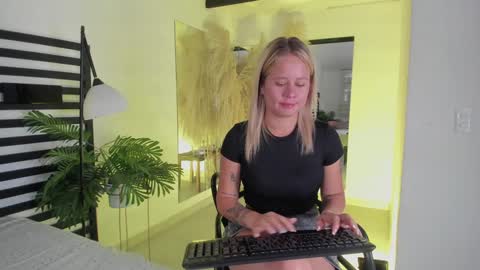 Stefanny   online show from January 10, 12:26 pm