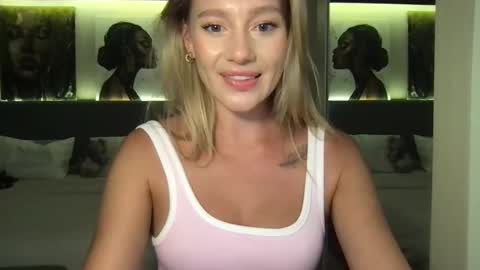 Stella online show from October 25, 1:08 pm