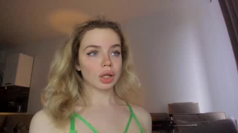 Snapshot of stella_vans chatting on December 2, 9:54 am Asella online show from December 2, 9:54 am