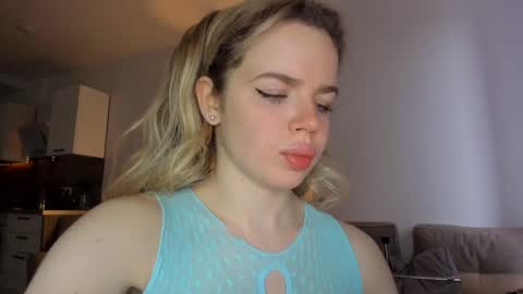 Snapshot of stella_vans chatting on February 5, 9:46 am Asella online show from February 5, 9:46 am