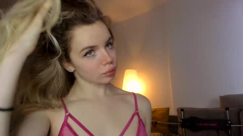 Snapshot of stella_vans chatting on December 16, 8:52 am Asella online show from December 16, 8:52 am