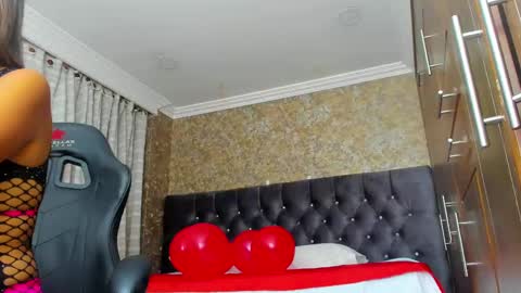 Estella online show from February 15, 8:01 pm