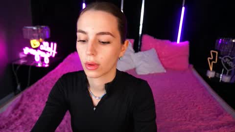 stellahoneywell online show from October 16, 7:00 am