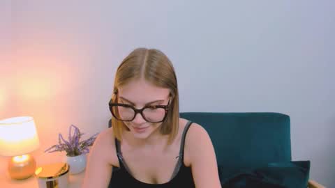 Stormi online show from April 6, 1:12 pm