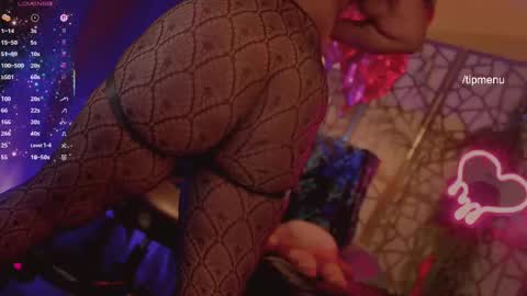 Snapshot of succubus_rosemilk chatting on October 9, 2:05 am Succubus RoseMilk online show from October 9, 2:05 am