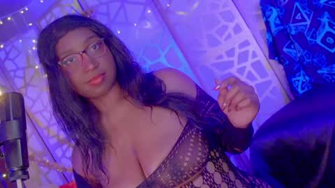 Snapshot of succubus_rosemilk chatting on January 19, 11:43 pm Succubus RoseMilk online show from January 19, 11:43 pm