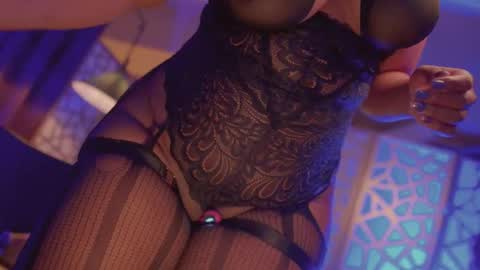 Snapshot of succubus_rosemilk chatting on October 11, 2:16 am Succubus RoseMilk online show from October 11, 2:16 am