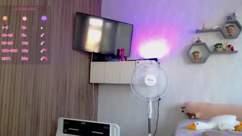 suchcute_ online show from June 8, 3:40 am