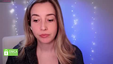 Mia online show from December 2, 4:09 pm