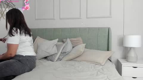 Amelia  online show from March 9, 12:30 pm