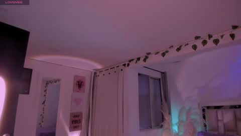 sussy_bell_ online show from May 13, 1:11 am