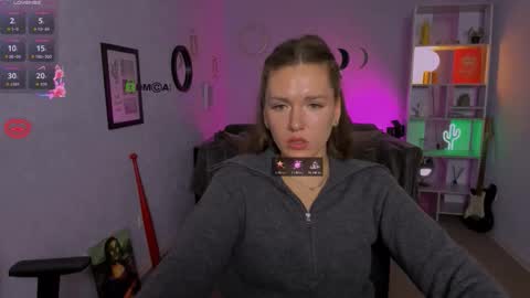 Snapshot of suzi_love chatting on October 19, 7:21 am suzi_love online show from October 19, 7:21 am