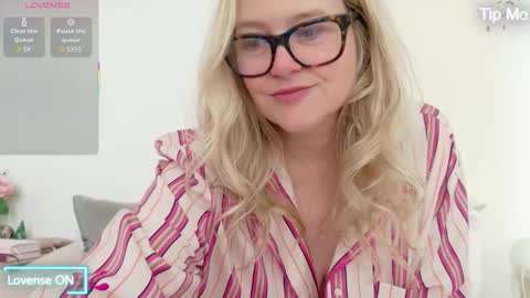 SuzieSub online show from January 19, 11:50 am