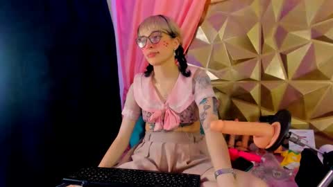 Snapshot of sweet_emmili chatting on October 1, 12:43 pm emmili online show from October 1, 12:43 pm