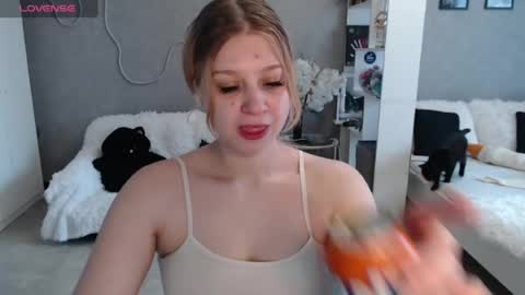sweet_nicole_333 online show from June 25, 7:24 am