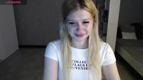 Snapshot of sweet_nicole_333 chatting on October 23, 11:27 am sweet_nicole_333 online show from October 23, 11:27 am