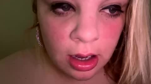 Snapshot of sweetlisa92 chatting on February 16, 2:43 pm Lisa online show from February 16, 2:43 pm
