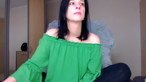 Snapshot of sweetlonglips_ chatting on December 4, 9:29 am JenJenny online show from December 4, 9:29 am