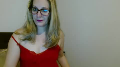 Snapshot of sweetmayaxoxo chatting on December 7, 3:08 pm sweetmayaxoxo online show from December 7, 3:08 pm