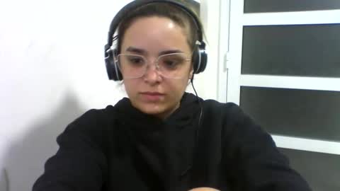 Snapshot of sweetmoonns2 chatting on October 17, 11:52 pm sweetmoonns2 online show from October 17, 11:52 pm