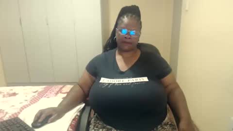 Snapshot of sweetnoziexxx chatting on January 14, 4:15 am sweetnoziexxx online show from January 14, 4:15 am