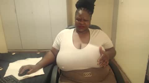 Snapshot of sweetnoziexxx chatting on February 2, 3:32 am sweetnoziexxx online show from February 2, 3:32 am