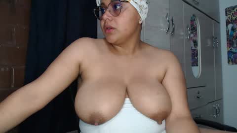 Snapshot of sweett_candy1 chatting on September 26, 4:10 am sweett_candy1 online show from September 26, 4:10 am