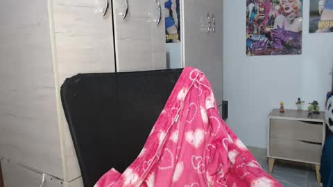 Snapshot of sweett_candy1 chatting on October 8, 2:27 am sweett_candy1 online show from October 8, 2:27 am