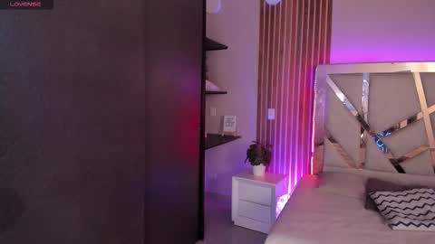 Snapshot of sweetviolet___ chatting on October 9, 12:42 pm sweetviolet___ online show from October 9, 12:42 pm