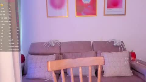 Snapshot of swt_blonde chatting on October 15, 7:49 pm Ambar online show from October 15, 7:49 pm