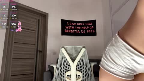 Mona online show from March 10, 5:39 pm