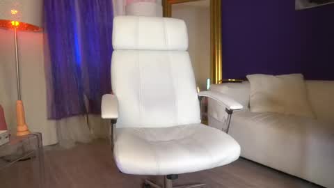 Snapshot of tais_athena chatting on February 24, 4:47 pm Margo online show from February 24, 4:47 pm