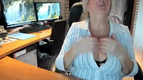 Snapshot of tammy4camfun chatting on December 3, 12:27 pm Tammy online show from December 3, 12:27 pm