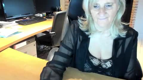 Snapshot of tammy4camfun chatting on December 10, 9:33 am Tammy online show from December 10, 9:33 am