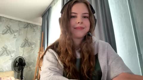Snapshot of tanekadighton chatting on October 3, 8:52 am Layla online show from October 3, 8:52 am