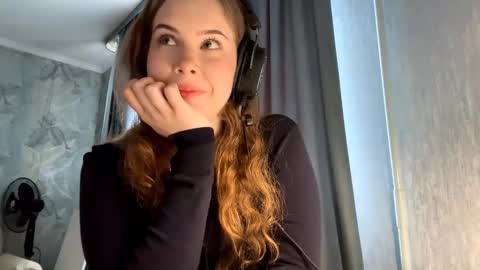 Snapshot of tanekadighton chatting on October 12, 10:39 am Layla online show from October 12, 10:39 am