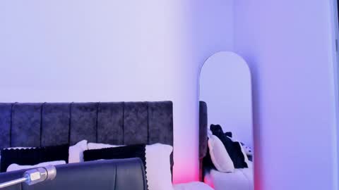 Taylor online show from April 14, 8:20 pm