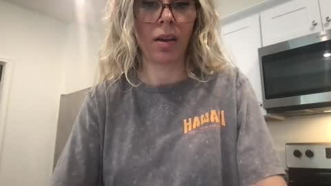 Snapshot of texas_blonde chatting on October 28, 4:35 pm Daphne Summers online show from October 28, 4:35 pm